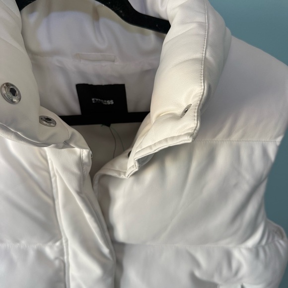 Express NWT White Collared Puffer Faux Leather Vest With Pockets Size Medium - Picture 3 of 8